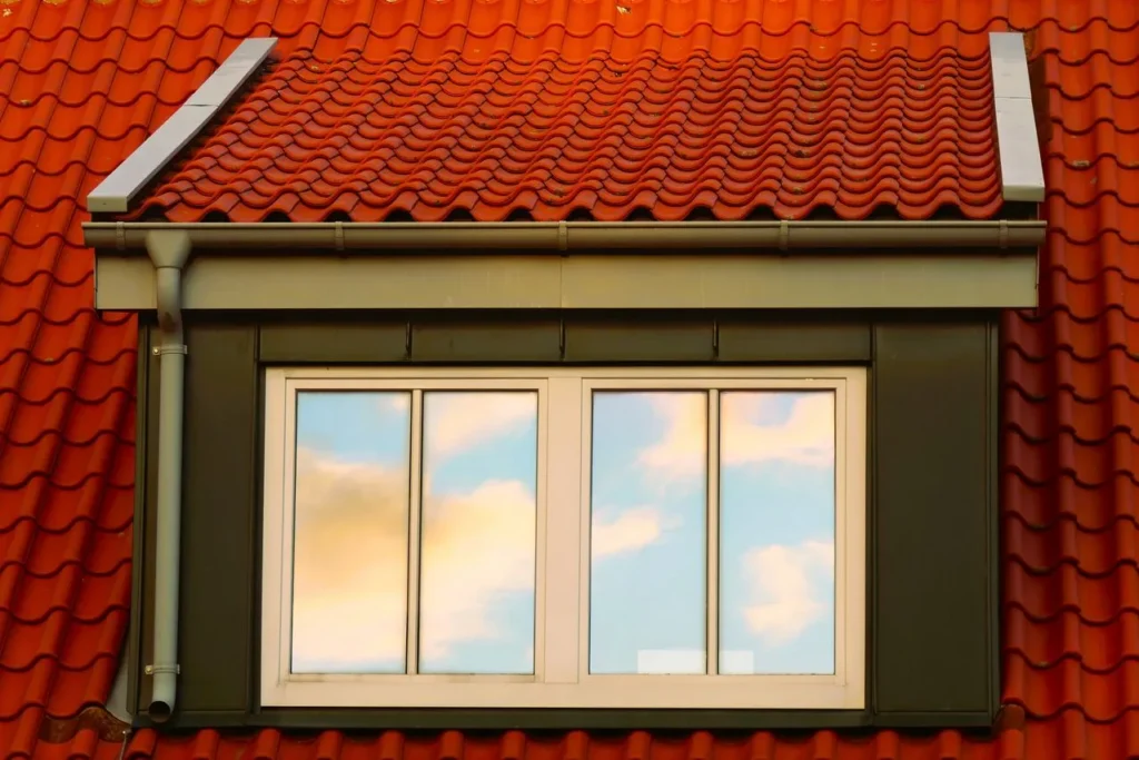 Modern dakkapel op rood dak