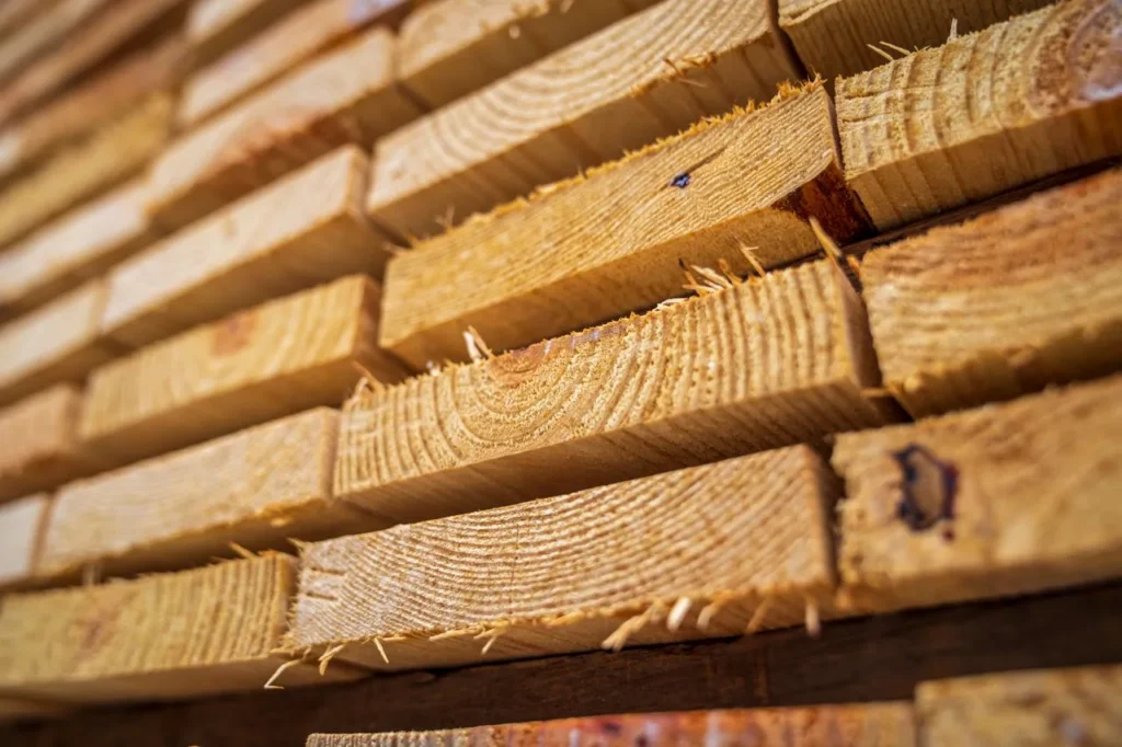 stapel hout bouwmaterialen