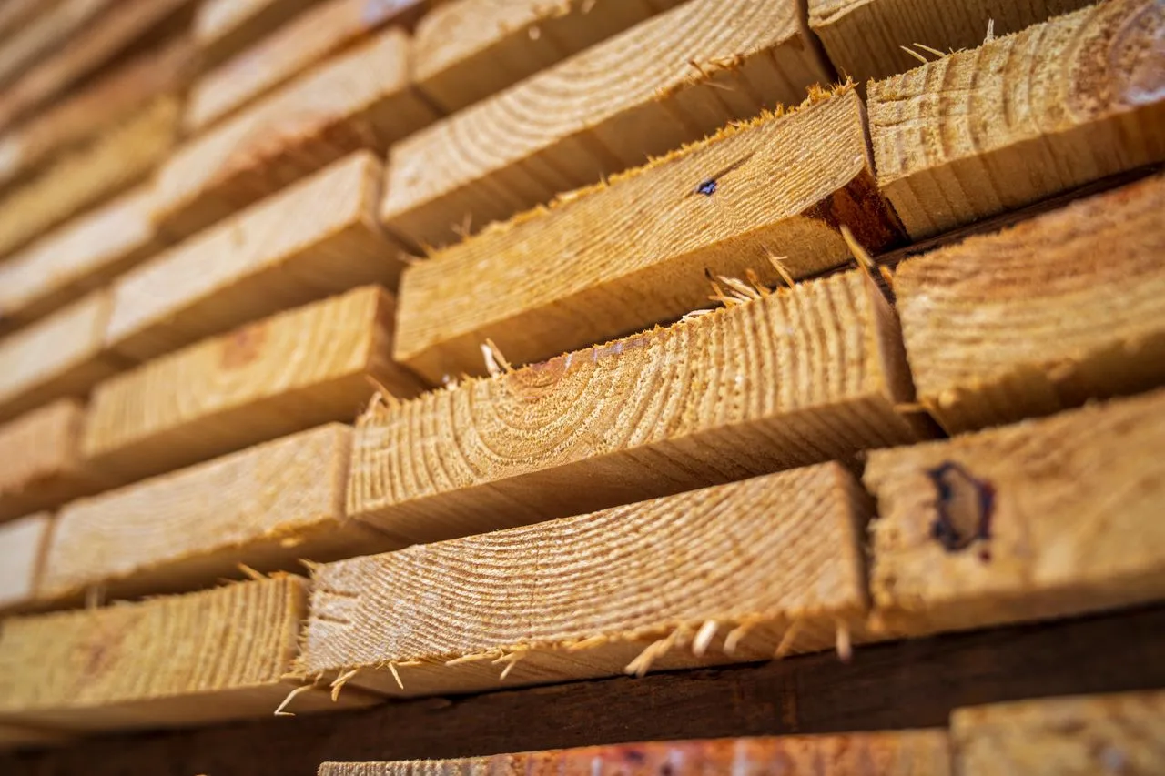 stapel hout bouwmaterialen