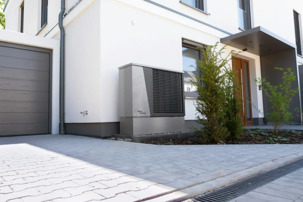 wit huis met warmtepomp