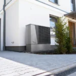 wit huis met warmtepomp