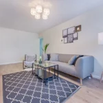 licht ingericht huis met bank en vloerkleed