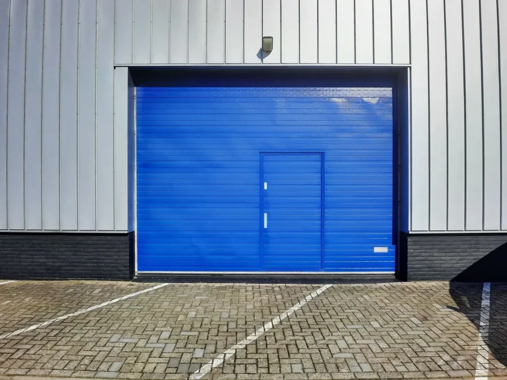 blauwe garagedeur in een loods