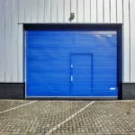 blauwe garagedeur in een loods