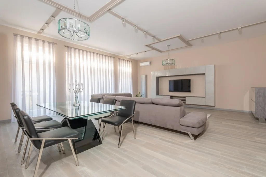 bankstel en keukentafel met stoelen