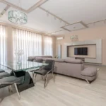 bankstel en keukentafel met stoelen