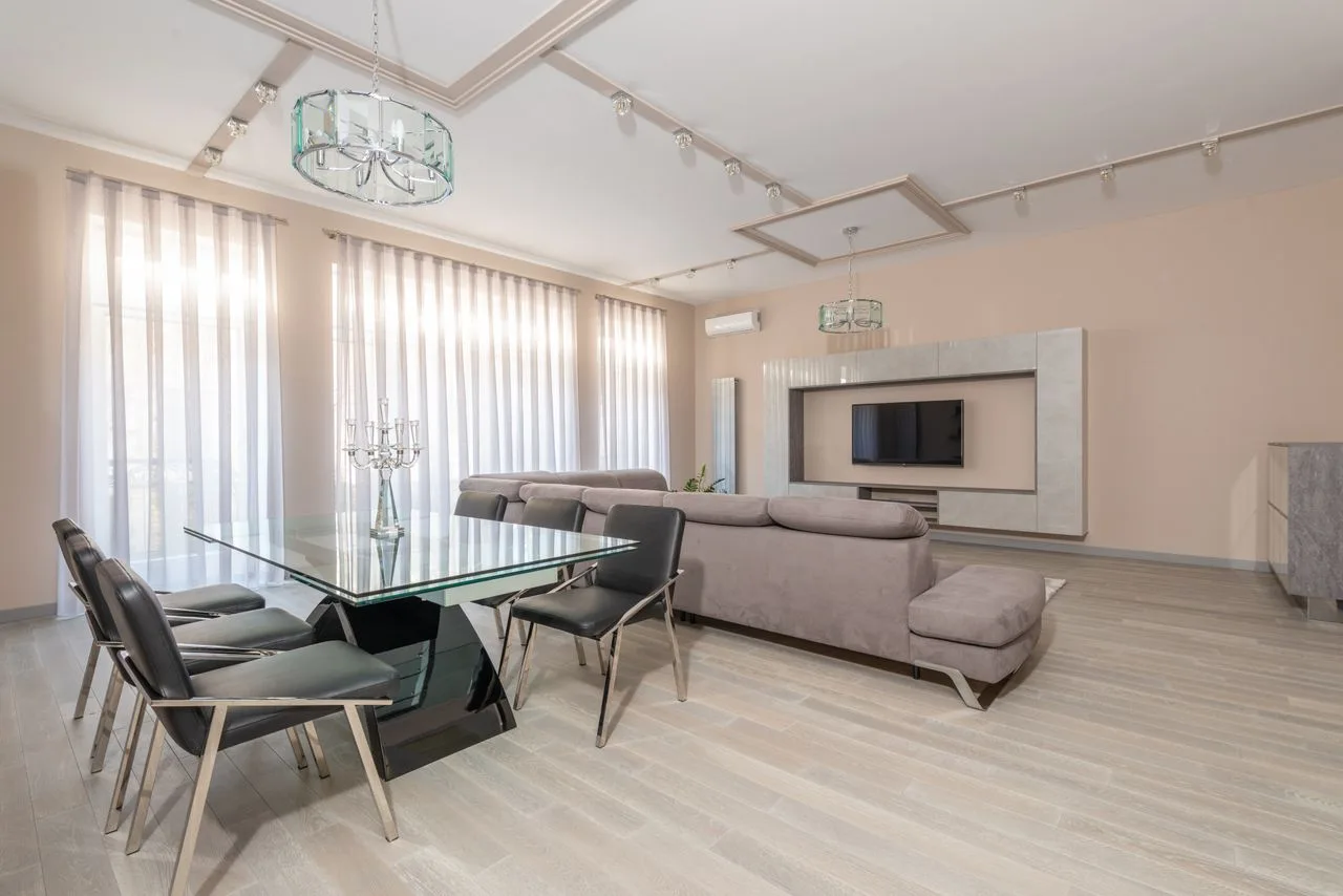 bankstel en keukentafel met stoelen