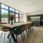glazen pui in een modern huis