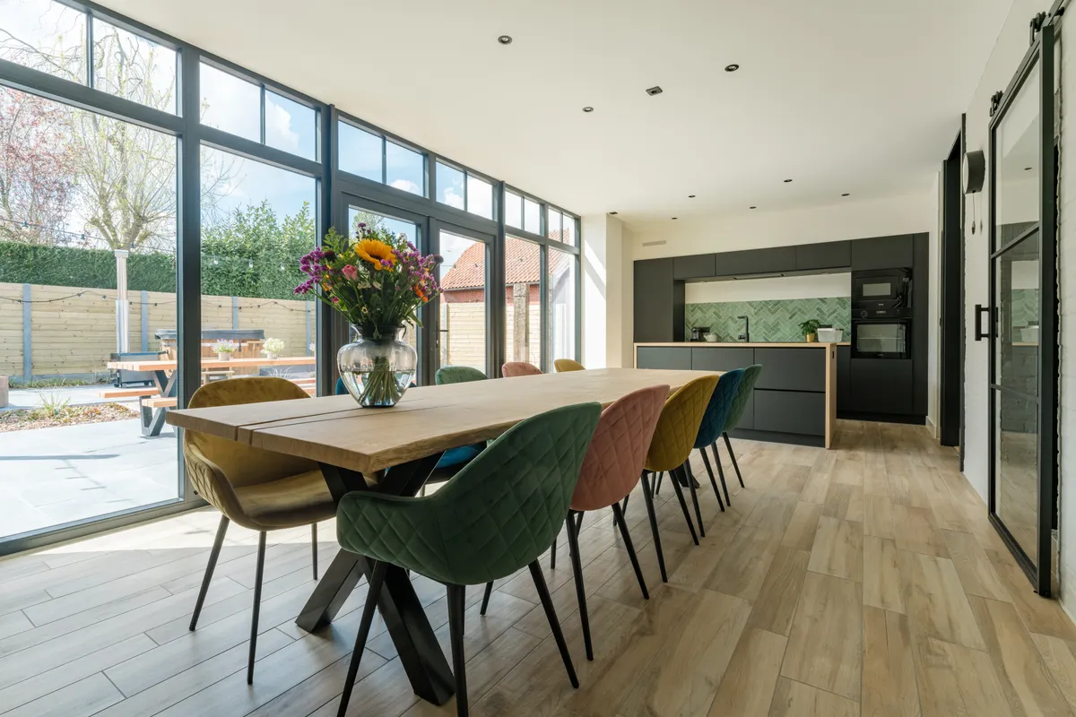 glazen pui in een modern huis
