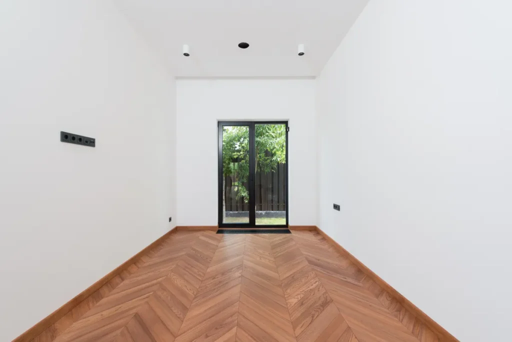 Eikenhouten vloer in een moderne kamer met witte muren