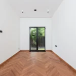 Eikenhouten vloer in een moderne kamer met witte muren